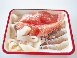 下味は、塩、こしょうをふったあと、おろしにんにくを混ぜた牛乳にひたすと、魚介の生臭みが取れ、風味のよいフライができる。
