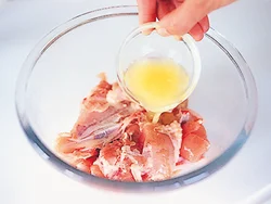 とり肉に、塩、こしょうをよくすり込んだあと、風味づけに溶かしバターをもみ込み、焼く10分おく。