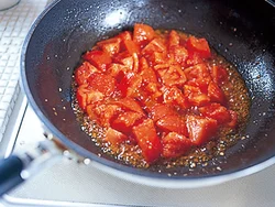 口当たりがよくなるようにトマトは湯むきし、少し煮くずれるくらいまで炒めてツナを加える。