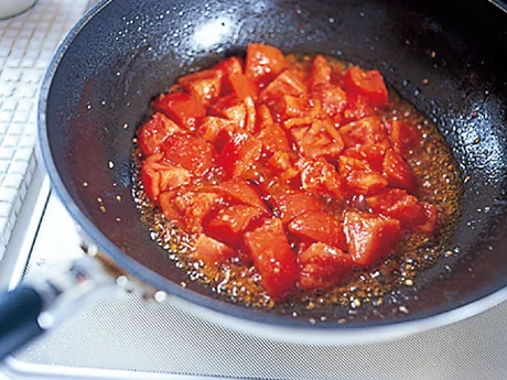 口当たりがよくなるようにトマトは湯むきし、少し煮くずれるくらいまで炒めてツナを加える。