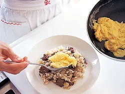 牛乳を加えることで、卵のふんわり感がアップ。スプーンでご飯にのせれば盛りつけもきれい。