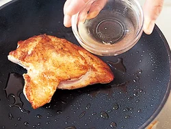 とり肉は、両面をこんがり焼きつけてからワインを加えて蒸し焼きにすると中までしっかり火が通り、ジューシーに仕上がる。