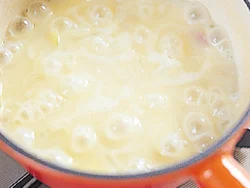 じゃがいもがやわらかくなり、とろみがつくまで煮てから、仕上げに牛乳を加え、軽く煮る。