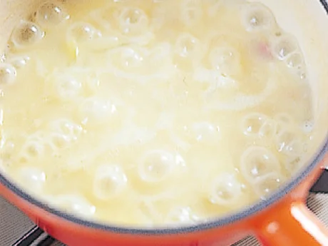 じゃがいもがやわらかくなり、とろみがつくまで煮てから、仕上げに牛乳を加え、軽く煮る。