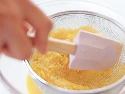 クリームコーンは、玉ねぎとともに煮たあと、一度ざるでこすのがポイント。このひと手間で、口当たりが抜群によくなる。