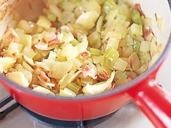 セロリや玉ねぎをうすく色づくまで炒めることで、甘みやうまみが引き出され、おいしいスープになる。