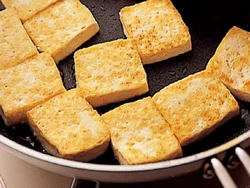 豆腐は全体に焼き色がつくまでしっかり焼くと、あとで炒め合わせるときにくずれにくくなり、弾力のある食感が楽しめる。