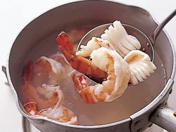 えびは背に、いかは四角に切ったあと両端に、切り目を入れてゆでると、形がきれい。料理の仕上がりが華やかに。