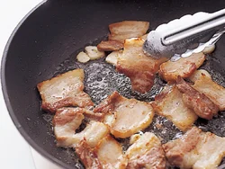 豚肉は、厚みがある焼き肉用を使うと、食べごたえがアップ。こんがり炒めて取り出し、うまみがたっぷりの肉の脂で、野菜や焼きそばを炒めて。