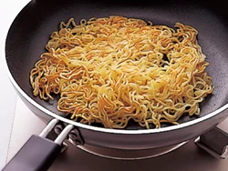 あんが麺にからみやすくなるように、中華麺は、軽くほぐしてからフライパンに入れ、両面をこんがりと焼く。