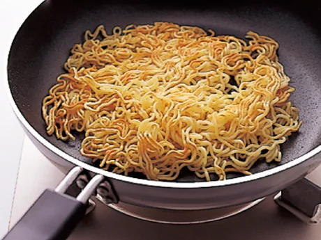 あんが麺にからみやすくなるように、中華麺は、軽くほぐしてからフライパンに入れ、両面をこんがりと焼く。