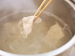 豚肉は、スパゲッティをゆでたあと、同じ鍋の湯でゆでればいいのでラク。