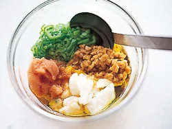 納豆はひき割りを使い、長いもは粗くたたいてソースに混ぜると、スパゲッティとのからみがよくなる。