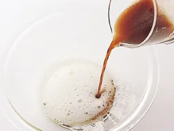 泡立てた卵白に、黒ビールを入れてころもを作る。