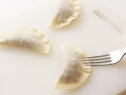 皮の重なりをフォークの背で閉じれば、揚げても具がはみ出さない。