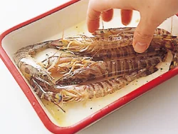 えびに下味の材料をもみ込んでから５分おくことで、味がしみこむ。