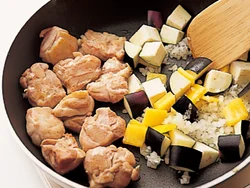 とり肉に焼き色がついたら端に寄せ、あいたところでトマト以外の野菜を炒める。