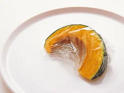 かぼちゃは電子レンジで少し加熱すると、切りやすくなる。シャキッとした歯ごたえが残るよう、加熱しすぎに注意。