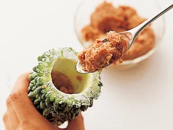 薄く片栗粉をまぶしたところにひき肉だねを詰める。片栗粉をまぶすとはがれにくくなる。
