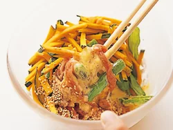 卵と小麦粉を混ぜ合わせておいてから、ほかの材料を加えて全体になじむように混ぜる。片栗粉が入るとさっくり仕上がる。