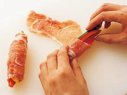 １つにつき、２枚の豚肉を巻きつける。