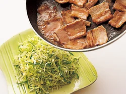 豚肉はあつあつのうちにたれと一緒に野菜の上に盛る。豚肉の熱でキャベツがしんなりして、食べやすくなる。