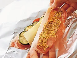 豚肉と野菜、チーズを交互にはさむ。最後に、粒マスタードをぬった面を上にして、豚肉をのせる。