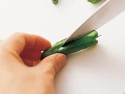 ししとうは切り目を入れておくと、火の通りが早く、味がなじみやすい。