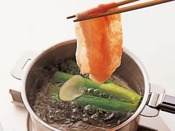 豚肉はねぎとしょうが、酒を入れた熱湯でゆでると、臭みが取れる。