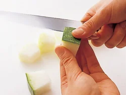 とうがんは食べやすい大きさに切ってから皮をむくと、むきやすい。煮くずれないように面取りするときれいな仕上がりになる。