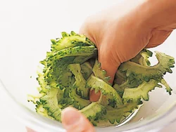 ゴーヤーは塩をふって、しんなりするまでもんでおくと、苦みが抑えられる。