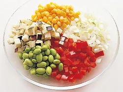 野菜は同じくらいの大きさに切ると、食べたときの食感がよく、見た目がきれい。