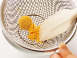 黄身はざるでこすと、細かくなってふわふわとした食感になり、見た目もきれい。