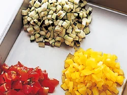 ミニトマトは実がしっかりしているので、扱いやすい。野菜は同じ大きさに揃えて切る。