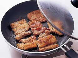 スペアリブは骨と肉がくっついた部分に火が通りにくいので、ふたをして焼いて、生焼けを防止。