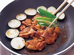とり肉に下味をつけ、こうばしく焼いてから野菜を加えて蒸し焼きにすると、メリハリのある味になる。
