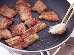 本来は、専用の鍋で、豚肉の脂を落としながら焼くが、ペーパータオルで脂をふき取りながら焼けばフライパンでもおいしく作れる。