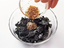 ごまの風味をきかせた合わせ調味料によって日本の焼きのりが、韓国のりで作るあえもののような味になる。