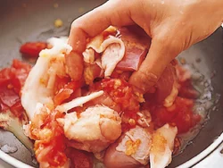 肉に野菜をもみ込んでから火にかける。短時間でも煮込んだようなやわらかさに。