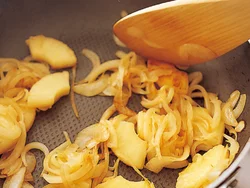 玉ねぎをパイナップルと一緒に炒めることで、じっくり炒めた玉ねぎのような甘みを出す。