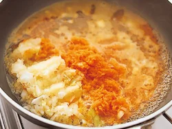 野菜はすりおろすと水分とともに甘みが出る。これで、短時間でもうまみのあるソースに。
