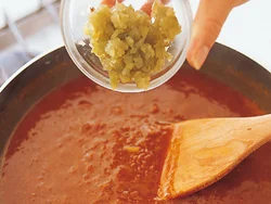 甘みと酸味が詰まった梅酒の梅を細かく切って、手早くコクをプラス。