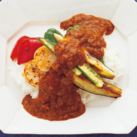 カレーソースを焼いた帆立と夏野菜にかけて