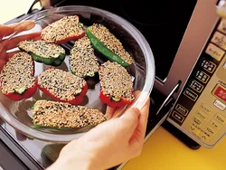 ラップなしで加熱することで水分が程よく蒸発し、ピーマンの内側にひき肉だねがしっかりとつく。