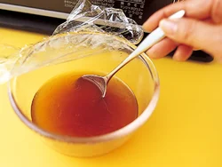 あんは、片栗粉が沈んで、底にかたまりができるので途中で取り出して均一になるように、よく混ぜる。