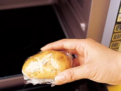 じゃがいもの下ゆで代わりに、電子レンジが便利。１個(約150g)約３分が目安。