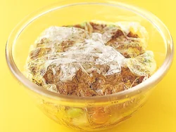 耐熱ボウルにラップを敷いておくと、あとでひき肉だねがきれいにはずせる。