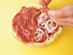 小麦粉は、重ねた層の接着剤。トマトや玉ねぎは特にはがれやすいのでまんべんなくふって。