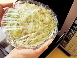 ラップはふんわりと。キャベツから出る水分でジューシーな蒸しものに。