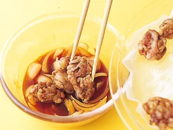 豚肉の揚がり具合はソフトでも、あんをからめてしまえば、鍋で揚げたものに近い食感に。